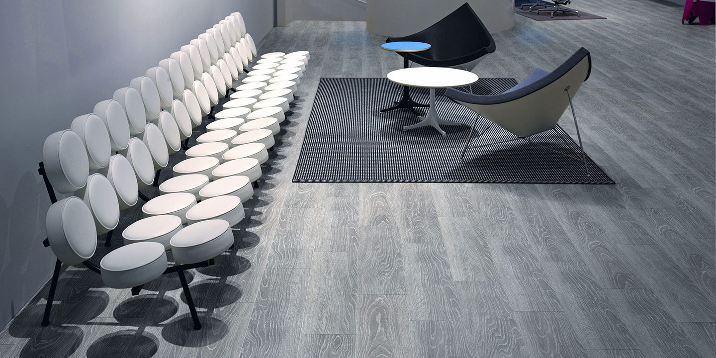 liuni_pavimenti_stampati_lvt_legno_incollo_expona_commercial__4082_grey_limed_oak