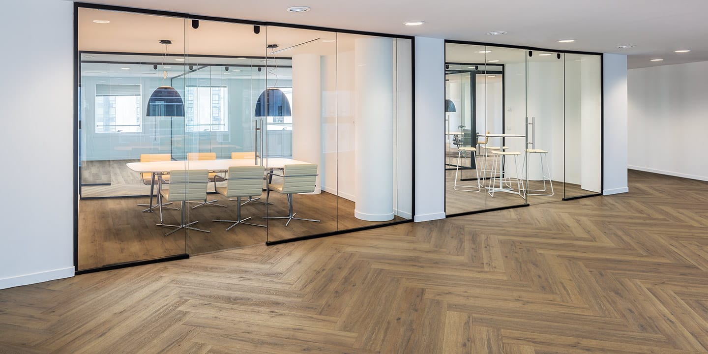 liuni_pavimenti_stampati_lvt_legno_incollo_expona_commercial_everglade-oak-4101