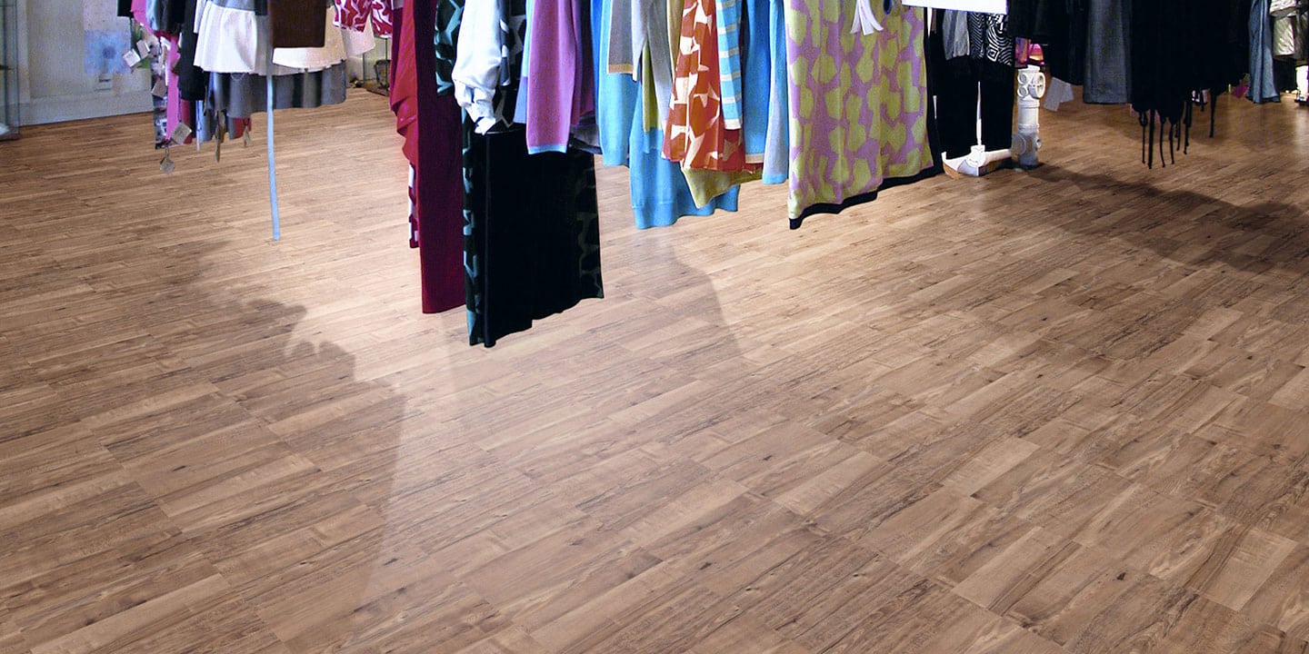 liuni_pavimenti_stampati_lvt_legno_incollo_expona_commercial_negozi