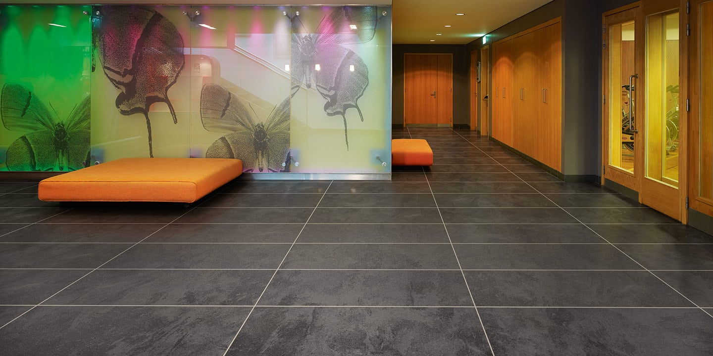 liuni_pavimenti_stampati_lvt_pietra_incollo_expona_commercial_urban-slate-5057
