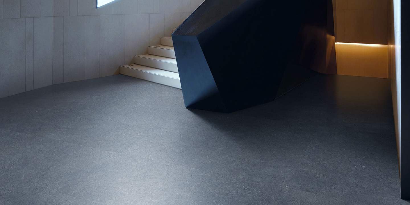 liuni_pavimenti_stampati_lvt_pietra_incollo_expona_design_7238_dark_grey_concrete