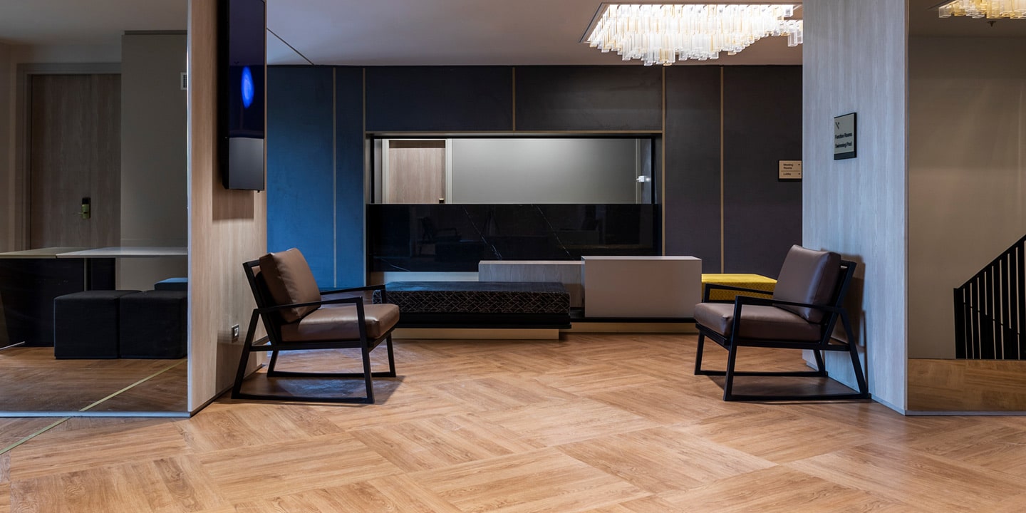 liuni_pavimento_lvt_effetto_legno_hotel